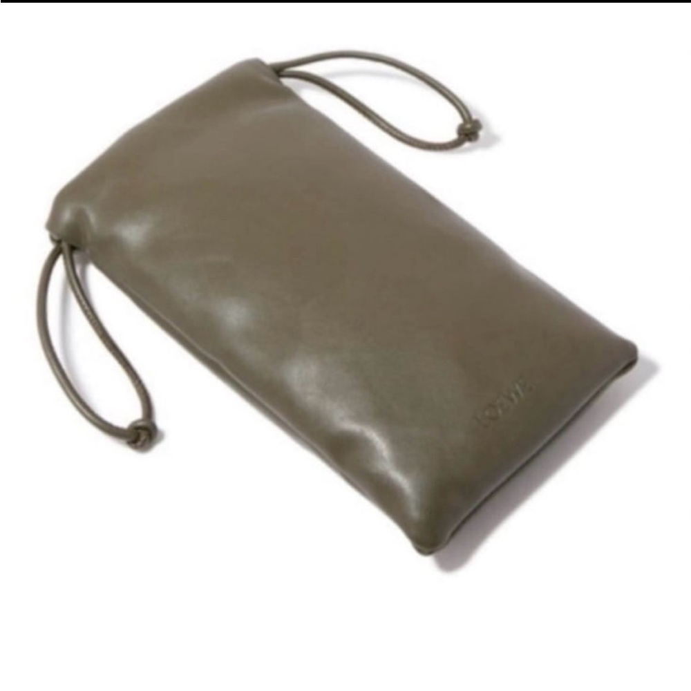 Loewe soft Sunglasses Case only new dark green.
With cleaning cloth